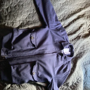 Lyle& scott jacka  - Den blev för liten för mig. Den är storlek s 9/10 väldigt ren. Passar perfekt nu till hösten!🍾 har snabb svar tid och skickar direkt! Betalar ej för frakten! Går med byten!