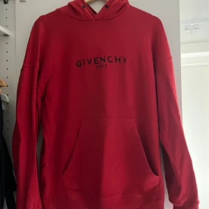 Givenchy hoodie - Hoodie till salu i bra skick. Oversized.  Passar dig som är mellan 178-185cm lång, eventuellt lite längre med beroende på kroppstyp