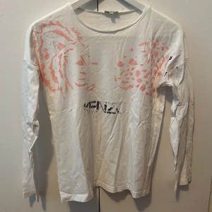 Kenzo tröja - Långärmad från Kenzo som blivit förstörd i tvätten, därav priset. Barnstorlek (164) men funkar som XS.