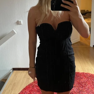 Snygg klänning - Snygg klänning från zara som verkligen aldrig har kommit till användning. Storlek M