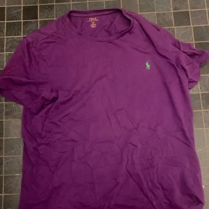 Lila Ralph Lauren T-Shirt - Bra Skick , Den är M-L, 