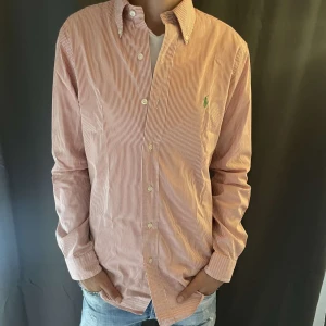 Ralph louren skjorta  - Säljer nu denna as feta ralph louren skjortan som är perfekt till sommaren🌊☀️hör av er vid frågor eller funderingar