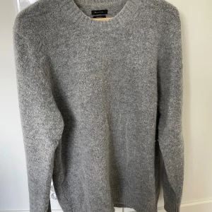 Stickad Massimo Dutti tröja - Säljer en Massimo Dutti tröja jag precis införskaffat men som inte riktigt passade. Tröjan är knappt använd och endast tvättade en gång, skick 9/10. Inga defekter. Hör av er vid frågor. 