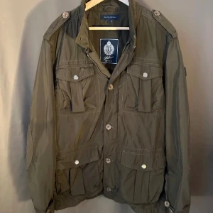 Tommy hilfiger jacka - Säljer nu min Tommy hilfiger fieldjacka. Storlek L sitter M. Skick 9/10