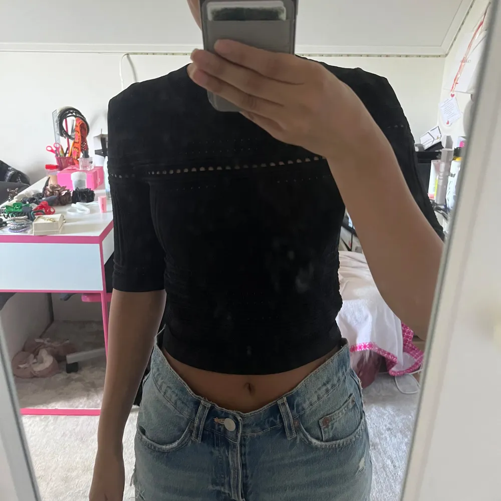 Lite tjockare material av t-shirt med ihåligt mönster💓. T-paidat.