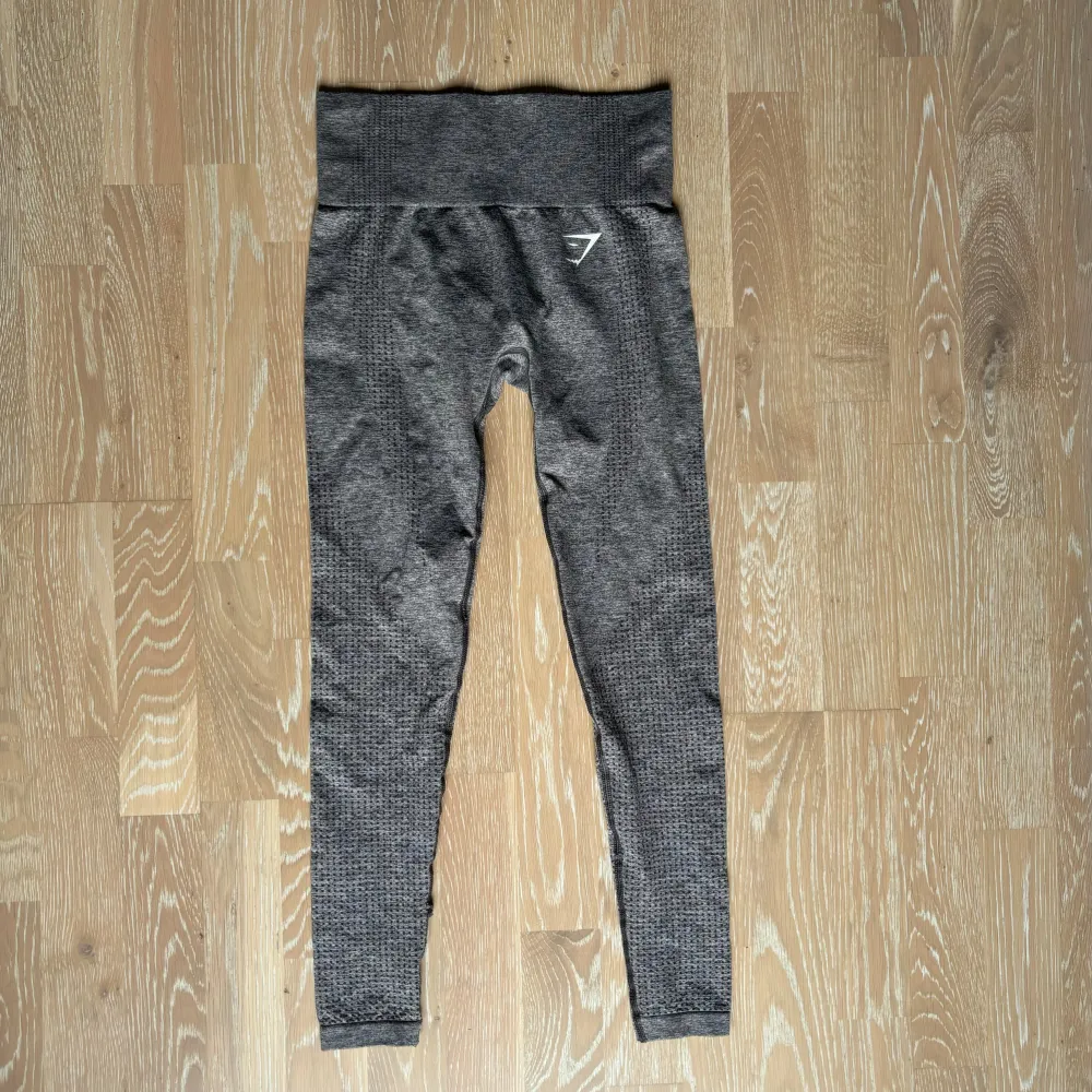 Vital seamless tights från Gymshark i strl xs! Litet hål på insidan av höger ben i sömmen (se bild 3). Går säkert att laga, men därav priset! Säljer även matchande träningstopp ☺️. Sportswear.