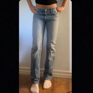 Zara jeans - Mörkblåa zara jeans som aldrig använts längre, storlek 34 köpte för 600❤️