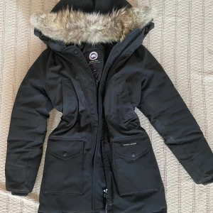 Canada goose trillium parka dunjacka - Några smuts fläckar som kan avlägsnas  Jättefin päls som jag inte sett på andra canada goose jackor  XS men passar även S