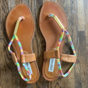 steve madden sandaler - super gulliga sandaler från steve madden änvända väldigt lite i princip som nya pris diskuterbart 