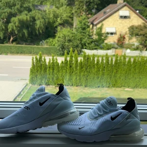 Nike air 270 - Säljer mina 270s vita som är oanvända , fick dom i födesledagspresent för 2 år sedan men bytt klädstil nu och därför säljer jag dom billigt. Orginalpris ca 1500kr 