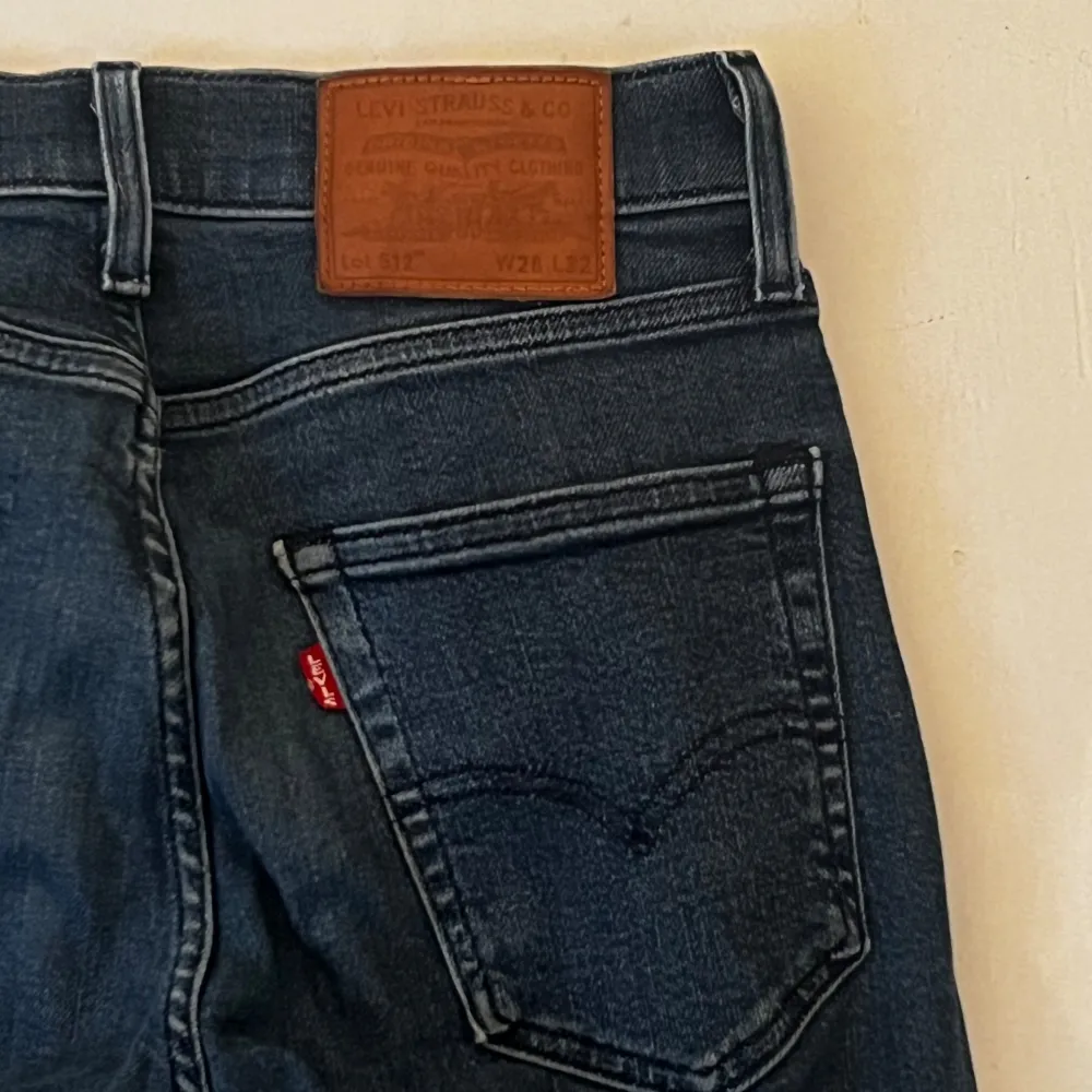 Trendiga och snygga Levis herrjeans. Storlek W28 L32. Sitter super bra och är sparsamt använda. Säljer då dom tyvärr är för små. . Jeans & Byxor.