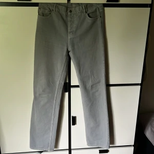 Gråa Jeans  - Ett par snygga gråa jeans. Märke och storlek på jeansen är okänt. Men dem sitter bra på mig som är 188 cm lång och brukar ha W30 L32 i byxor. Pris går att diskutera!