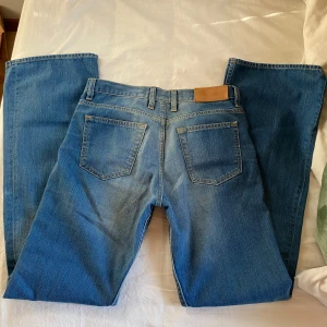 Acne jeans - Fina jeans från Acne, modell L.U.V/poem Storlek 28/32 men lite små i storleken, passar nog 27 eller 26 bättre! Mycket fint skick🩵