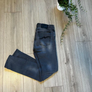 Nudie jeans - Tja säljer dess riktigt schyssta nudie jeansen, dom är använda fåtal gånger och användning syns ej. Original pris ligger på rund 1500kr ( mitt pris 359 kr) men är diskuterbart så hör gärna av er vid intresse