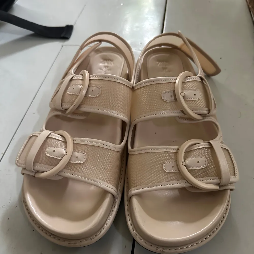 Barely used sandals from Zara.  Size 37 New price 499 sek . Skor.