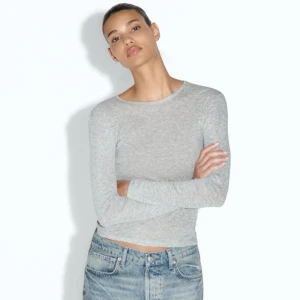 Zara topp  - Säljer denna fina toppen från zara, den är liknande topparna från intimismi. OBS, säljer den i vitt och inte i grått som på bilden  Prislappen är kvar, då jag inte hittat rätt tillfälle att använda den 🌸 Nypris 229 kr 