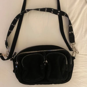 Gina Tricot väska  - En svart fin väska från gina tricot, går att ta av väskbanden beroende på vad man tycker är snyggt!  Säljer då den inte kommer till användning längre, finns täcken på användning på banden, annars bra skick💖