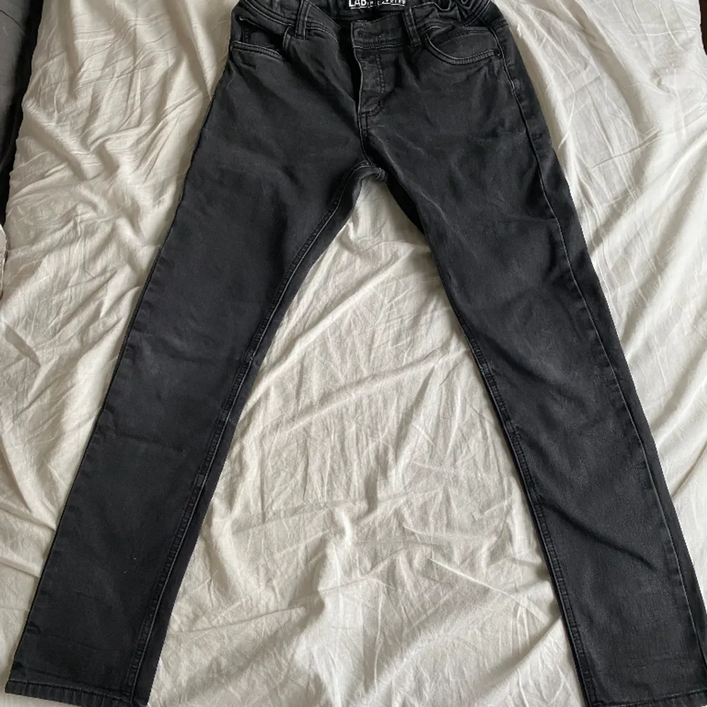 Säljer min lillebrors jeans då han inte använder dom. De är i storlek 158 och kommer ifrån KappAhl.. Jeans & Byxor.