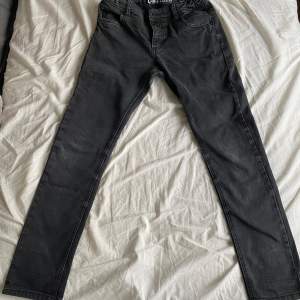 Säljer min lillebrors jeans då han inte använder dom. De är i storlek 158 och kommer ifrån KappAhl.