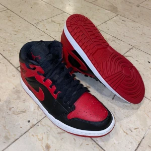 Jordan 1 Mid Alternate Bred - Jordan 1 Mid Alternate Bred i storlek 43🙌 Använda sparsamt 9/10 skick, medföljer ej original box. Kontakta vid minsta fråga🔔