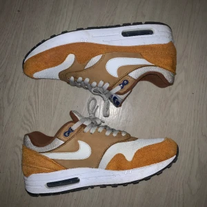 Air Max 1 curry - Storlek 42,5 Ok skick 8/10 Og box medföljer 