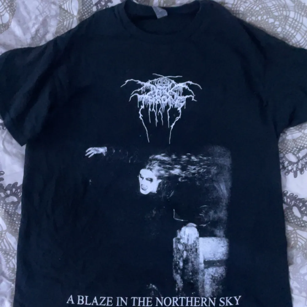 Black metal t shirt köpt från emp, använt 2 gånger sen jag köpte den. Orginal priset för tröjan är 269:-. Skjortor.
