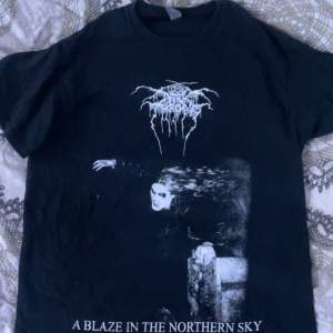 Black metal t shirt köpt från emp, använt 2 gånger sen jag köpte den. Orginal priset för tröjan är 269:-