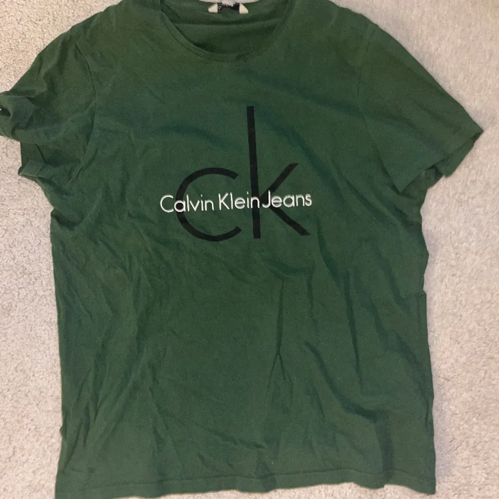 En grön T-shirt från Calvin Klein i storlek L. Kontakta för fler bilder och pris. T-shirts.