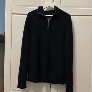 Halv zip - Halv zip från East West. Fint skick, använd ett fåtal gånger. Är storlek XXL men passar även XL