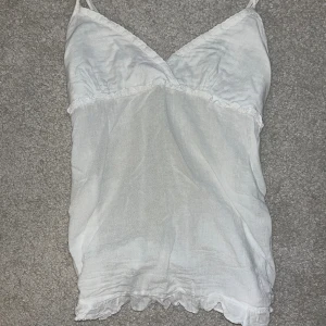 Topp - En vit, härlig sommartopp i storlek S. Kontakta för fler bilder och pris.