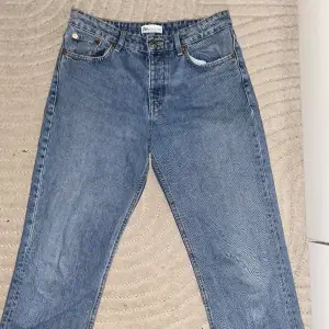 Säljer dessa jeans från Zara i storlek 38. Använda 2 gånger och har en liten defekt. Va inte rädd att fråga om du har några frågor. Priset kan diskuteras💕