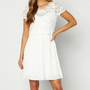 Studentklänning  - Perfekt klänning till studenten eller skolavslutning. Endast använd 2 gånger. Storlek 36/38, från Happy Holly.