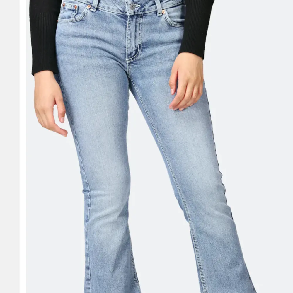 Säljer dessa jeans från junkyard, använda 1 gång. . Jeans & Byxor.
