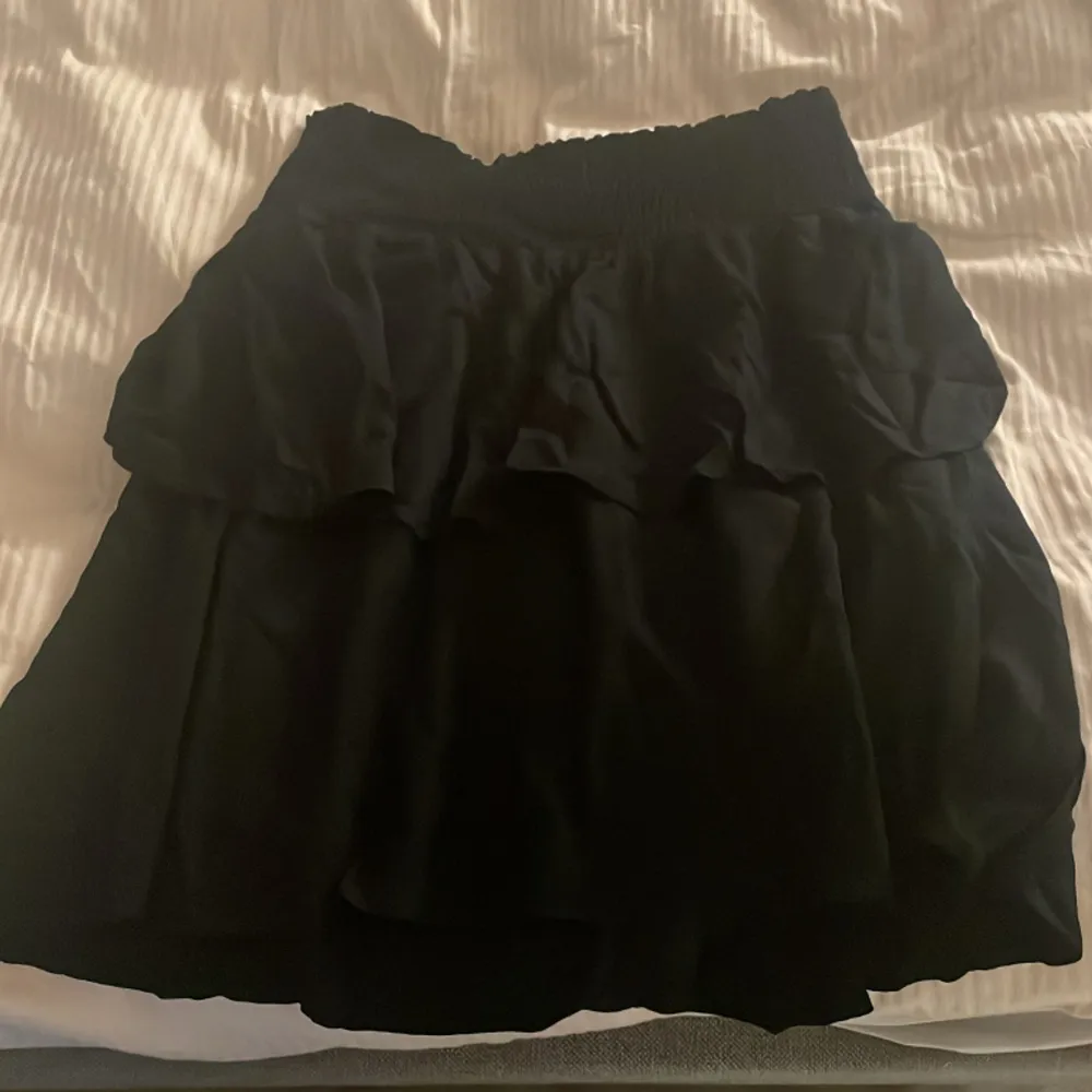 Säljer denna söta svara kjol från ginatricot❤️ storlek 38 men passar xs-m. Kontakta mig vid intresse, frakten tillkommer och är spårbar❤️‍🔥. Kjolar.