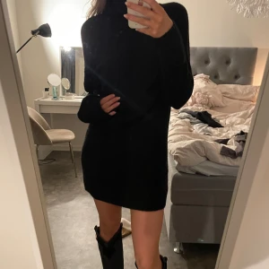 Stickad klänning - Säljer denna stickade klänning från nakd. Aldrig använd och har lappen kvar. Kontakta mig vid intresse, frakten tillkommer och är spårbar 💛💛💛