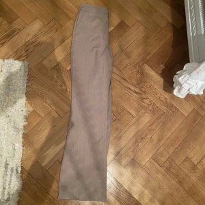 Kostymbyxor BikBok - Beiga kostymbyxor från bikbok. Så snygga, men har tyvärr blivit för små för mig. 