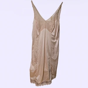 nattlinne med spets ⋆౨ৎ˚⟡˖ ࣪ - jättefint nattlinne köpt secondhand och aldrig använt!⋆˚✿˖° 𐙚 ₊ ⊹ ♡