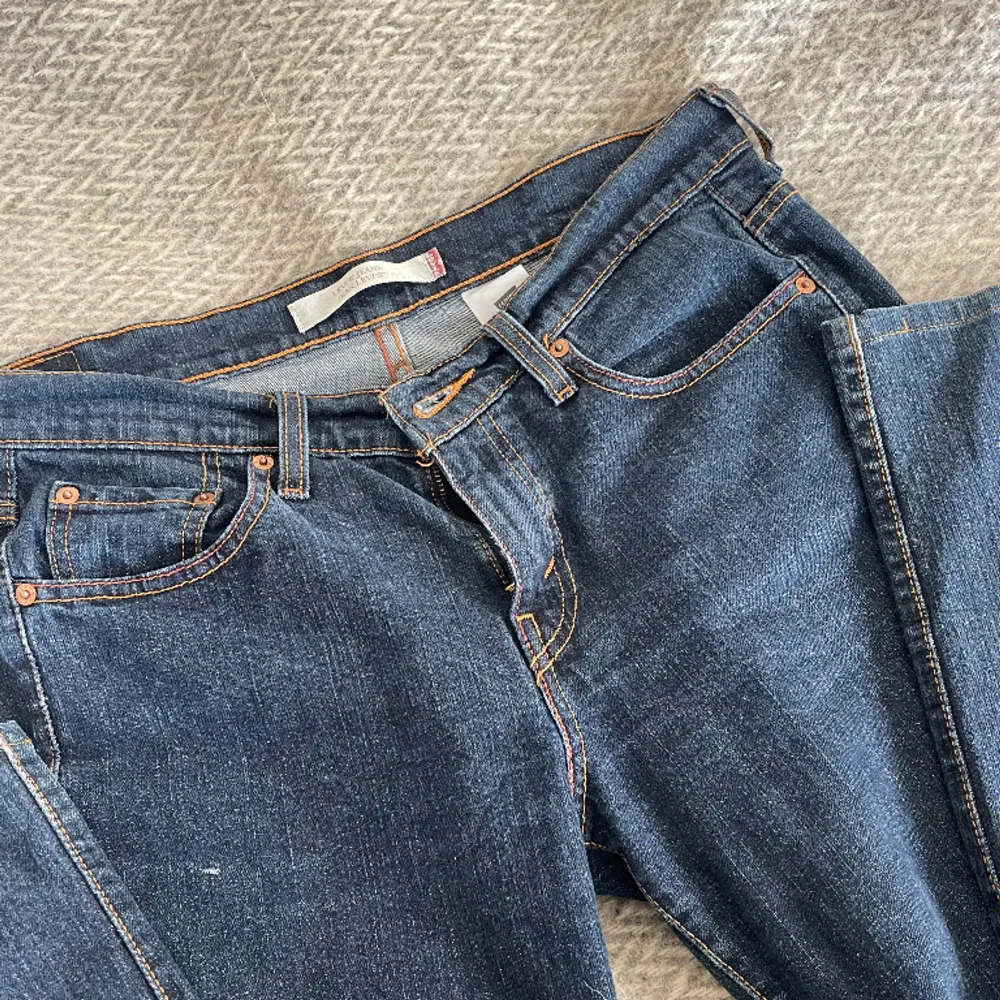 Sjukt snygga vintage Levis, är typ mid waist och bootcut modell skulle jag säga! Hittar ingen storlek men de sitter som en M <3. Jeans & Byxor.