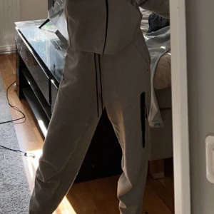 Nike tech byxa - Hej, mina Nike tech byxor kommer inte till användning längre då det inte är min stil längre. Köpte från Jd sport. Använda men i väldigt bra kvalite. Nypris: 1149kr