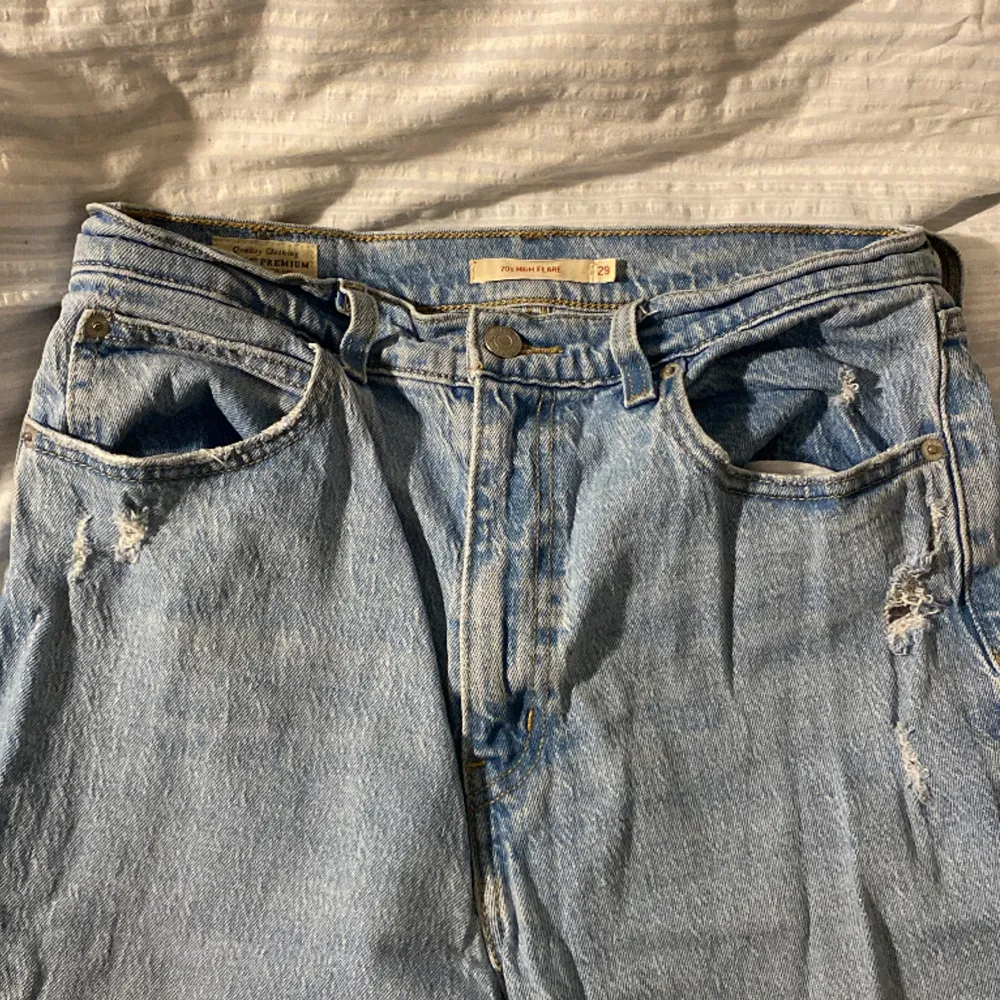 Bootcut jeans från Levi’s i storlek W29, passar mig som bär 38-40 i vanliga fall! Superfina och kvalitativa jeans som tyvärr inte kommer till användning längre. Väldigt fint skick och inga skavanker. Nypris 1419, säljer för 360 eller prisförslag! 🩵. Jeans & Byxor.