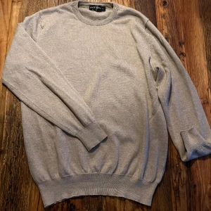 Merinoull Tröja - Mycket fin tröja i 100% Merinoull, otroligt bra skick, 9,5/10. Inga defekter! Nypris:1000 kr. Säljer för endast 349  kr Storlek L men passar nog M bättre!