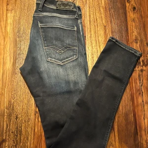 Replay Anbass - Helt nya Replay jeans i den mycket populära och eftertraktade modellen ”Anbass” som sitter slim fit! Nypris är 1799 kr och säljer nu för endast 599kr. Riktigt snygg tvätt! Hör av er vid funderingar!🙌🏻