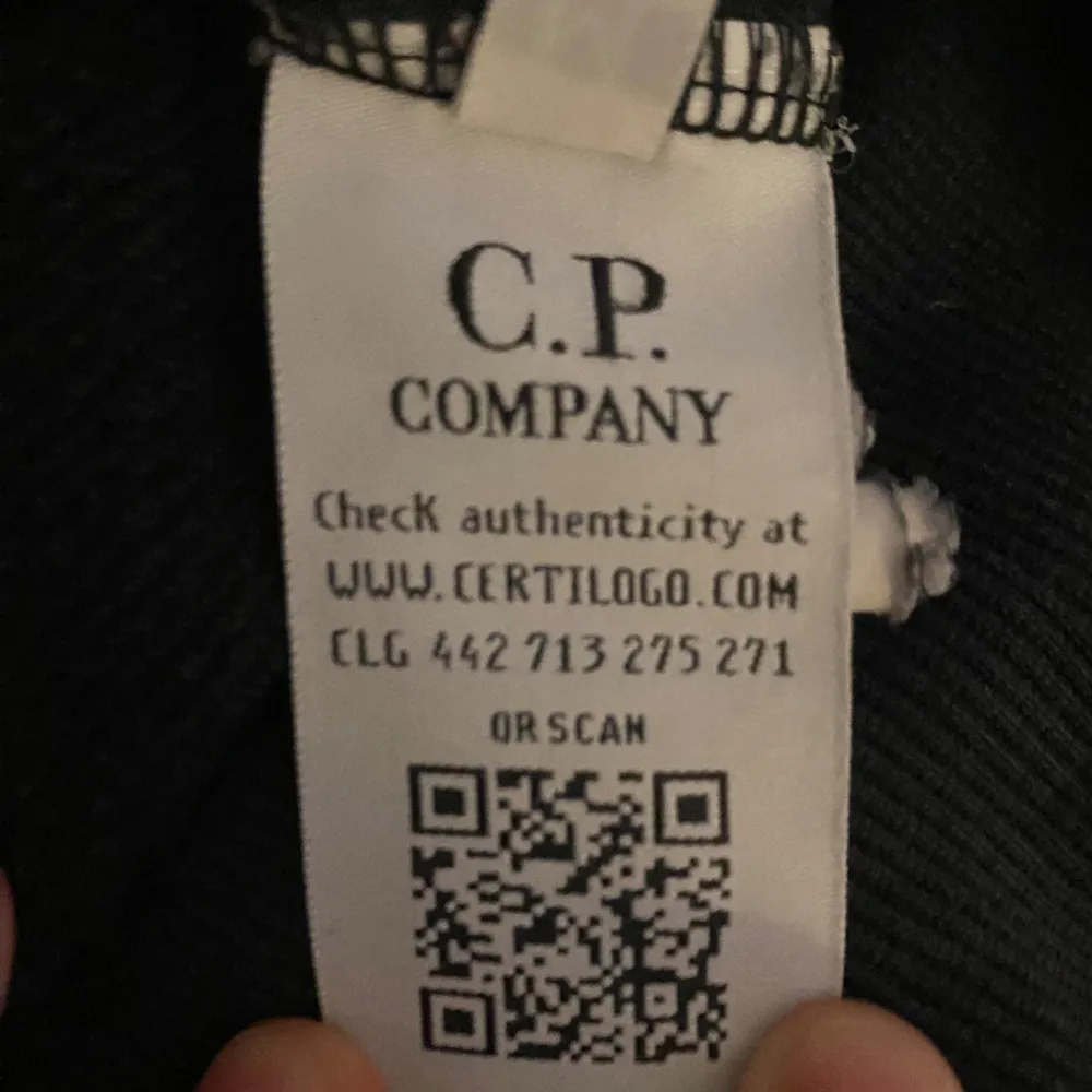 Tja, säljer nu min CP Company sweatshirt i Storlek M Skick: 7/10 Inga hål eller defekter bara använd.. Tröjor & Koftor.