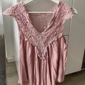 Rosa topp - Säljer denna super gulliga rosa toppen. Passar mig som har stl S men skulle även säga att det passar de som har Xs också. Priset är inklusive frakt. 