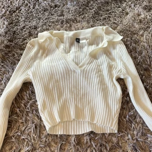 Ribbad croppad topp  - Ribbad croppad topp från hm i strl xs