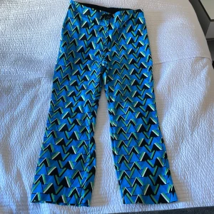 Blåa zara byxor - Blå/grön/svarta zara byxor. Jättefint skick, storlek 42