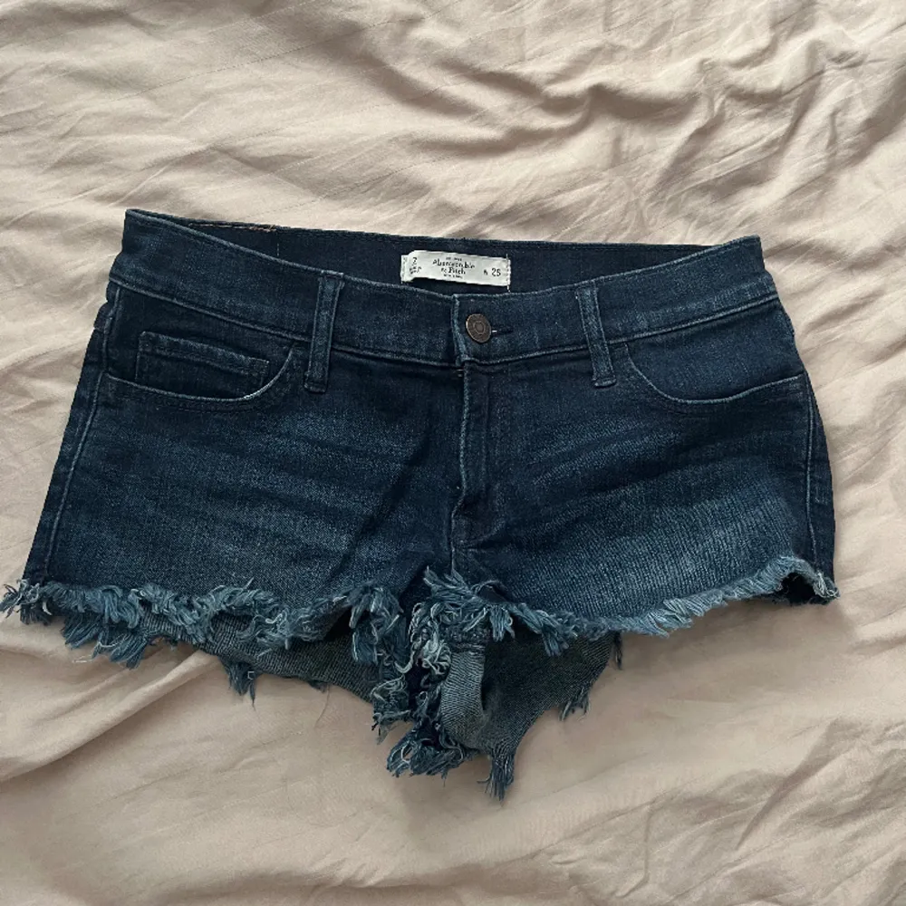 Fina jeansshorts från Abercrombie&fitch. Andvänder ej däröfr säljer jag dom. Skriv för fler bilder eller intresse💝💝storlek 26 motsvarar Xs/S. Köpte för 450. Shorts.