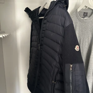 Moncler cardigan ÄKTA - Storlek L Bra skick inga skador osv. Passar både M och L  Kvitto finns.