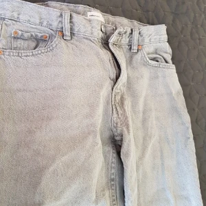 Jeans från Gina Tricot  - Jag säljer min fin jeans från Gina Tricot använd några gånger storlek 38. Finns en lite fläckt ner backifrån. Det syns på bild nummer 3. Finns i Vällingby. Tryck gjärna på köp nu. 