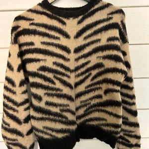 Stickad tröja  - Stickad tröja från nakd 